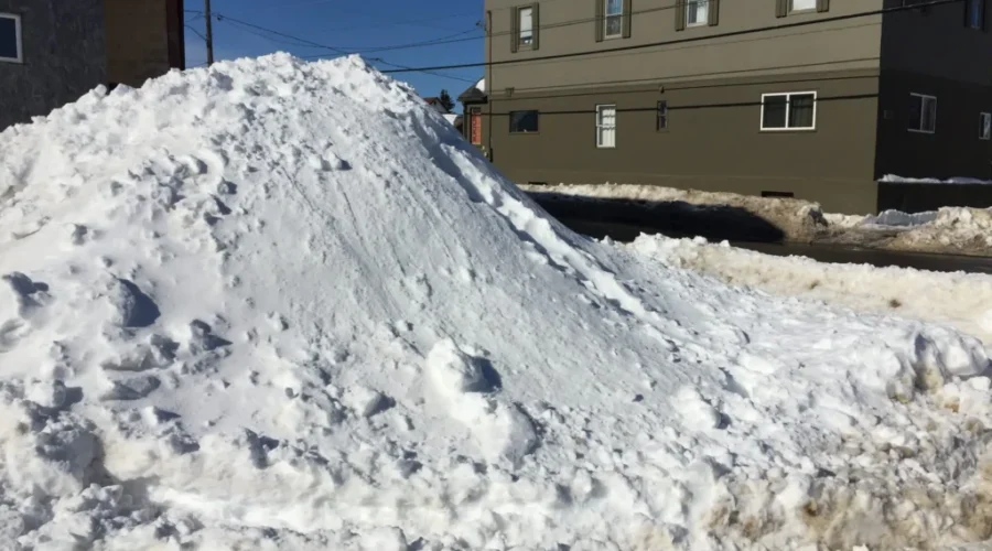 Police Urge Caution Around High Snowbanks
