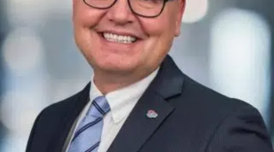 Chamber Of Commerce Head Tours Region