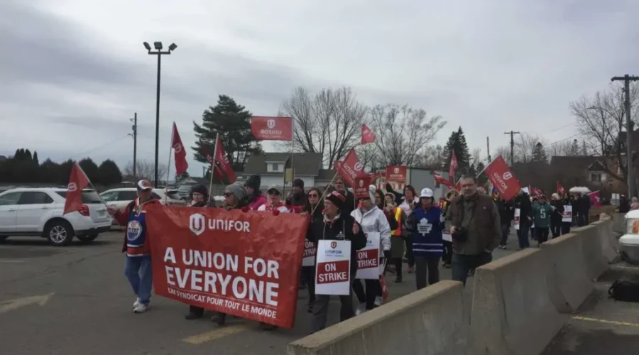 Unifor Holds Rally Supporting Striking Clinic Workers