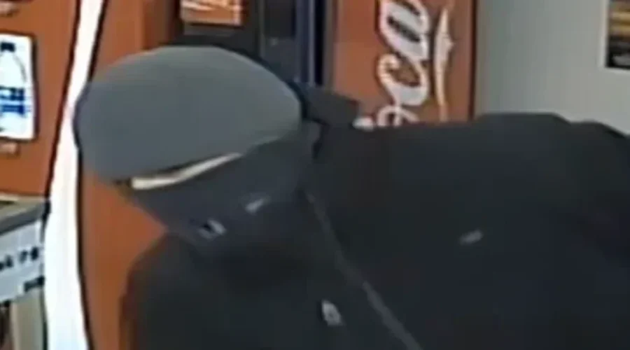 VIDEO: Police Looking For Two Robbery Suspects