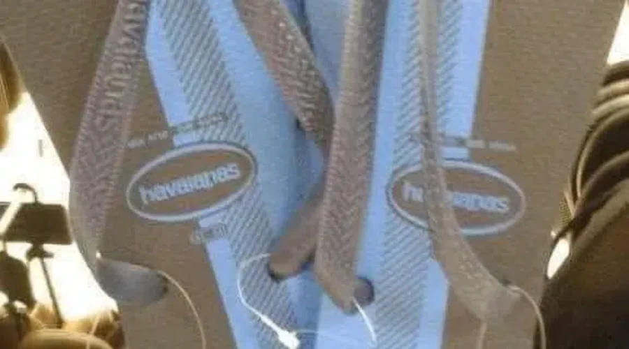 What Colour Are These Flip Flops!?