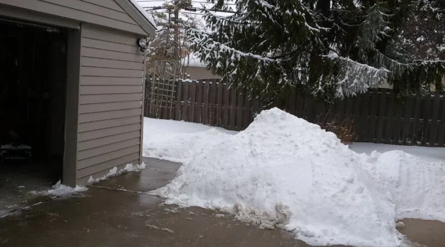 Is there such a thing called “snow shoveling etiquette”?