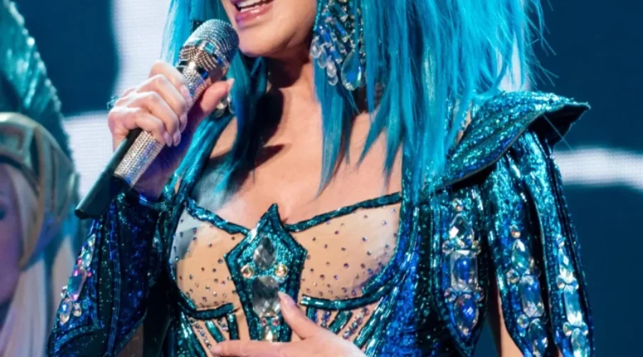 Cher sings the theme to THE GOLDEN GIRLS!
