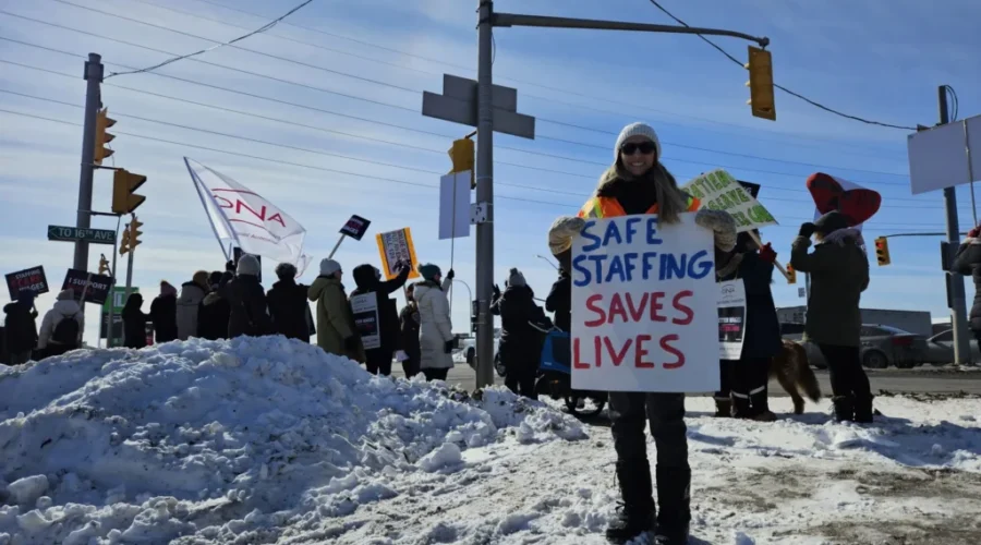 Local nurses show support on last day of talks