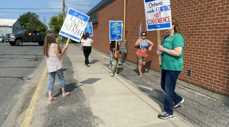 Tentative deal reached in LCBO workers strike