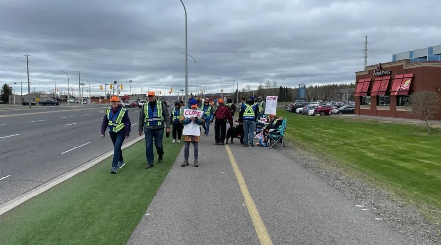 Unionized WSIB workers remain on picket lines seeking collective bargaining agreement