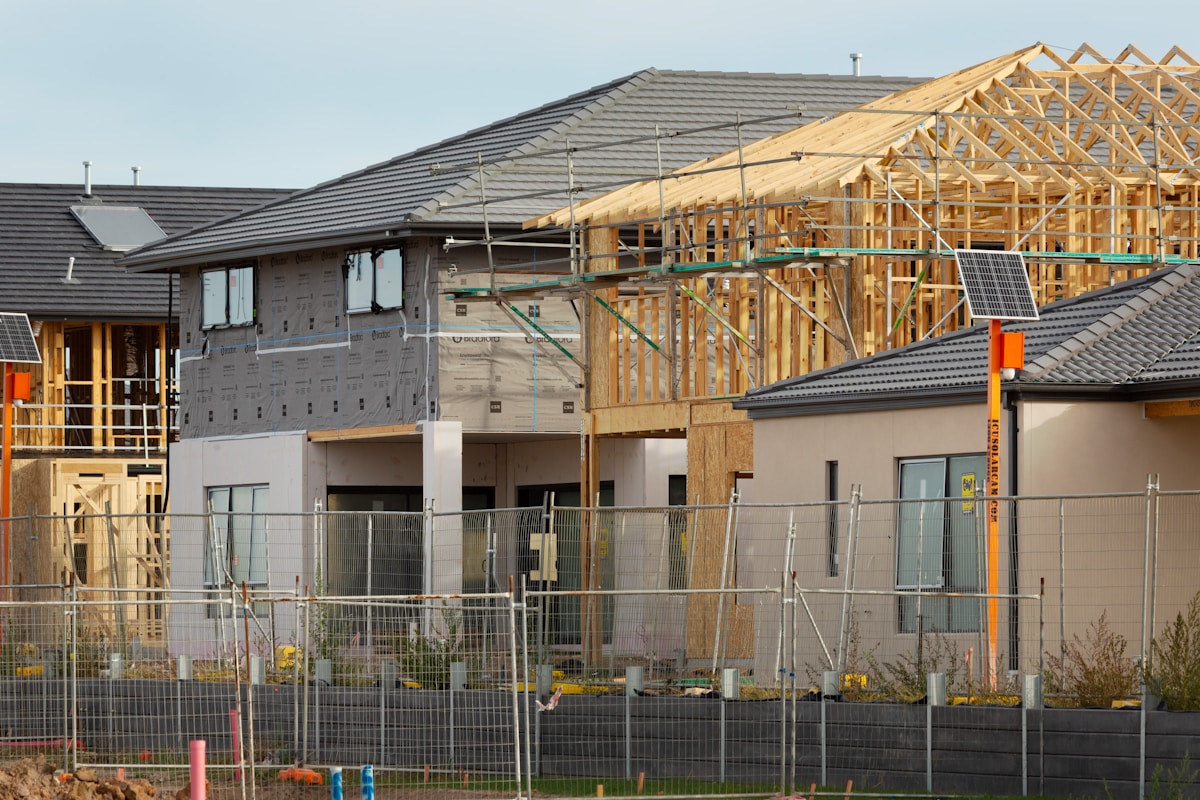 Houses under construction are shown in the photo.