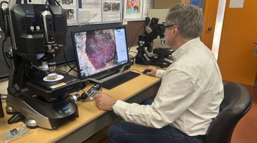 $200,000 microscope donated to Lakehead University