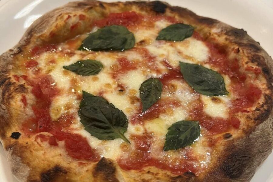 Make This Authentic Neapolitan Pizza In Your Home Oven!