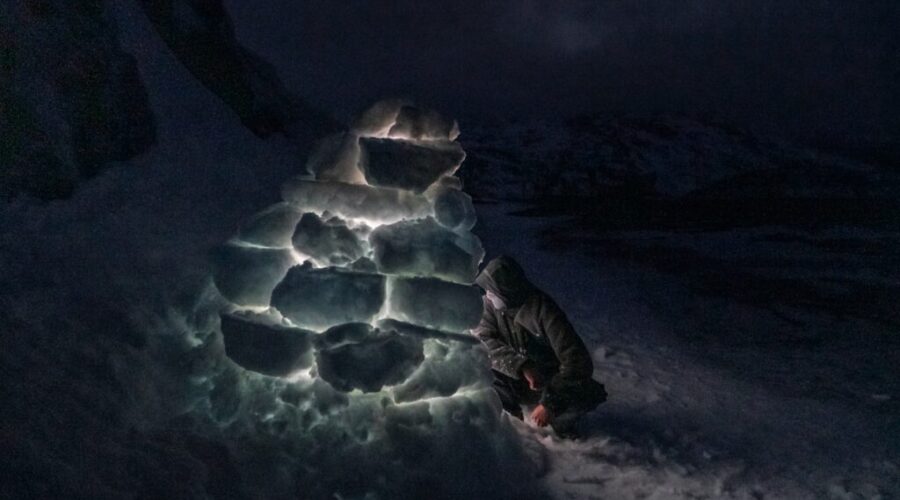 Teens build an igloo that brings their whole neighbourhood together.