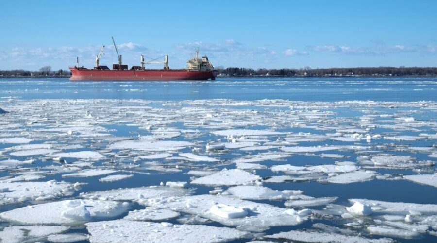Canada, U.S. unite to break Thunder Bay ice