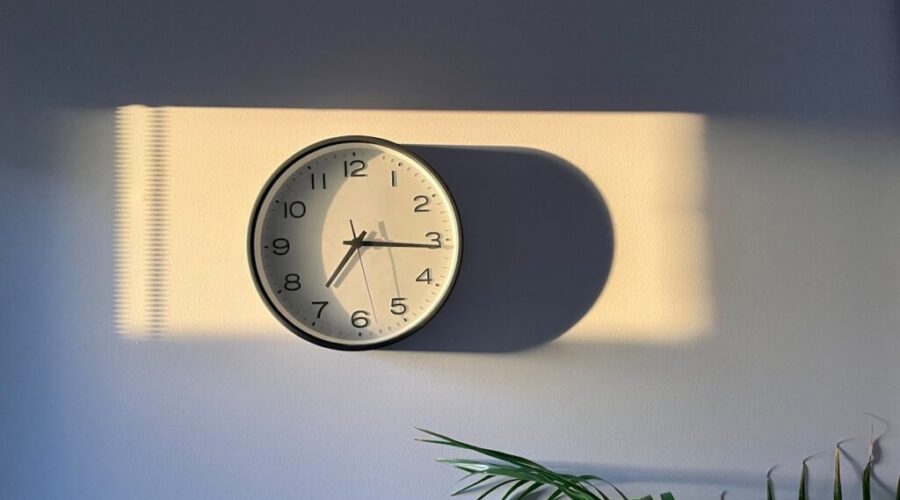 How the Time Change Affects Our Mood and Routine: Insights from Mental Health Experts