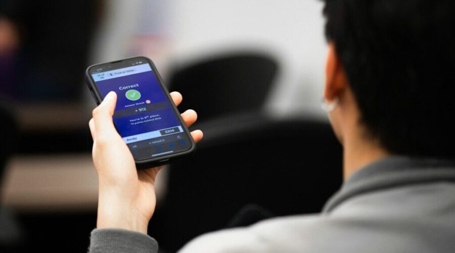 Advocates seek stronger restrictions on cellphone use in Ontario schools